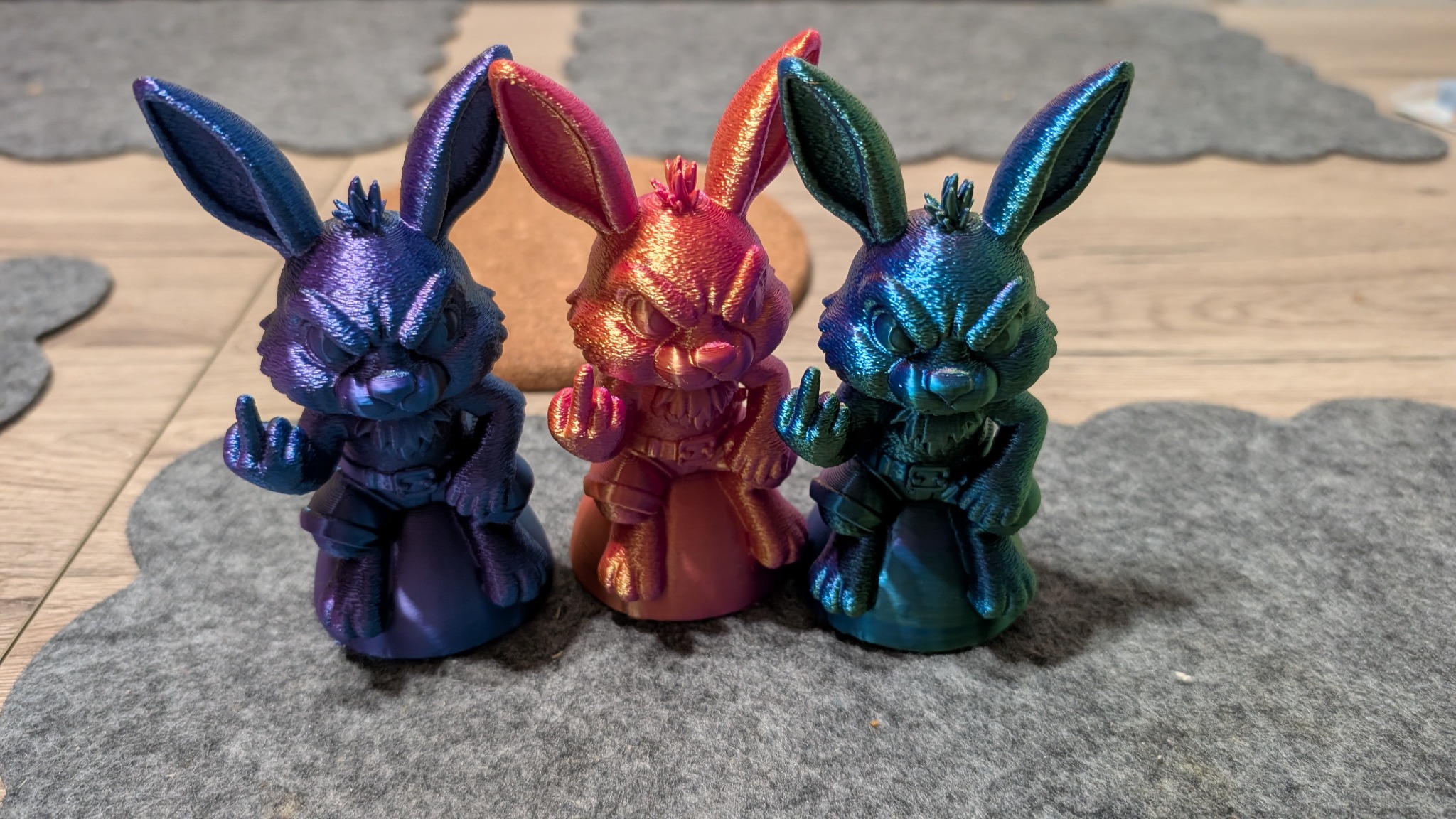Drei farbige 3D-gedruckte Hasenfiguren