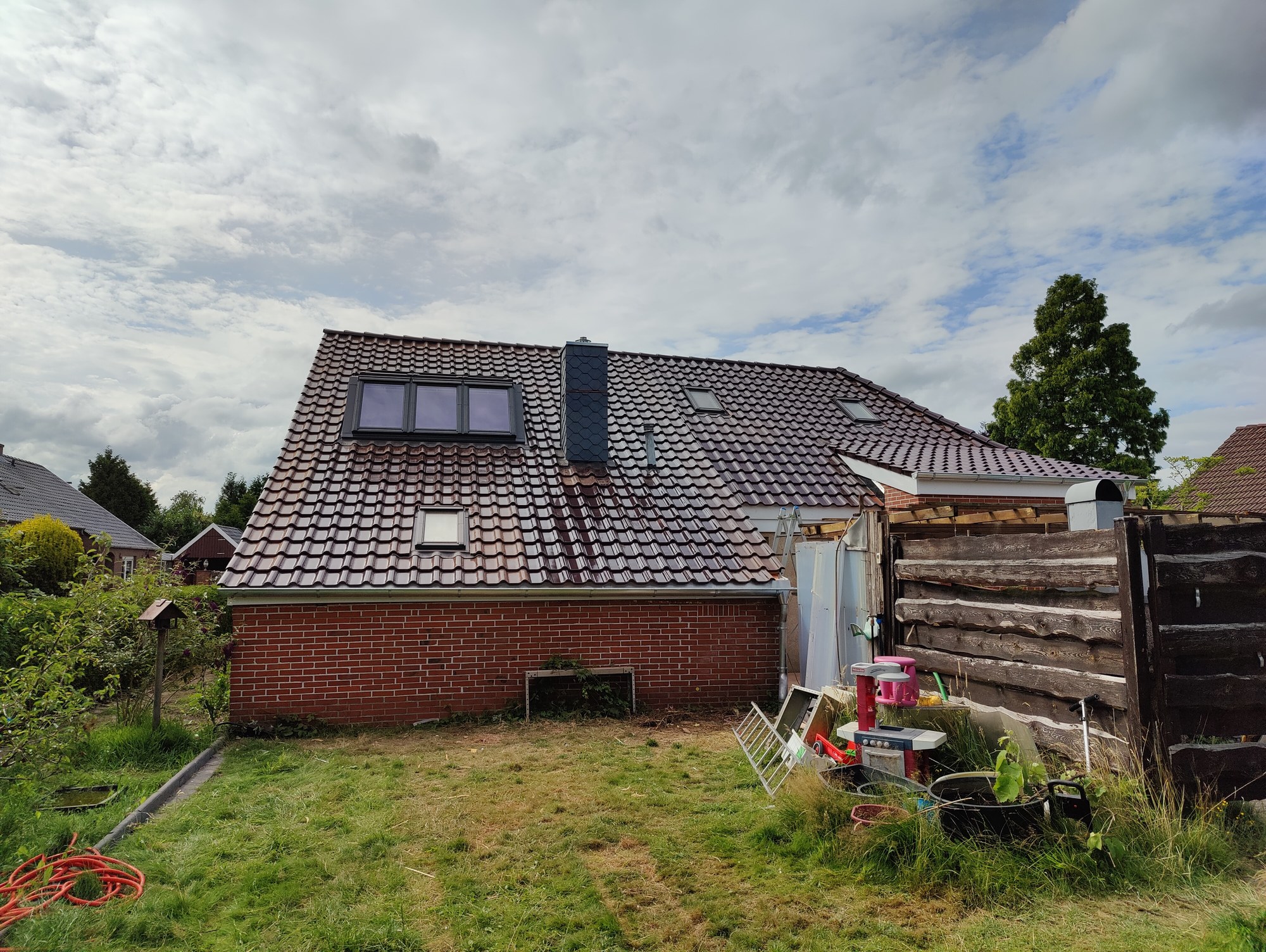 Gartenseite nach der Dachsanierung