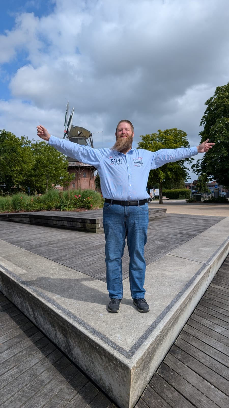 Thomas Lübben in einer farbigen Sitzskulptur