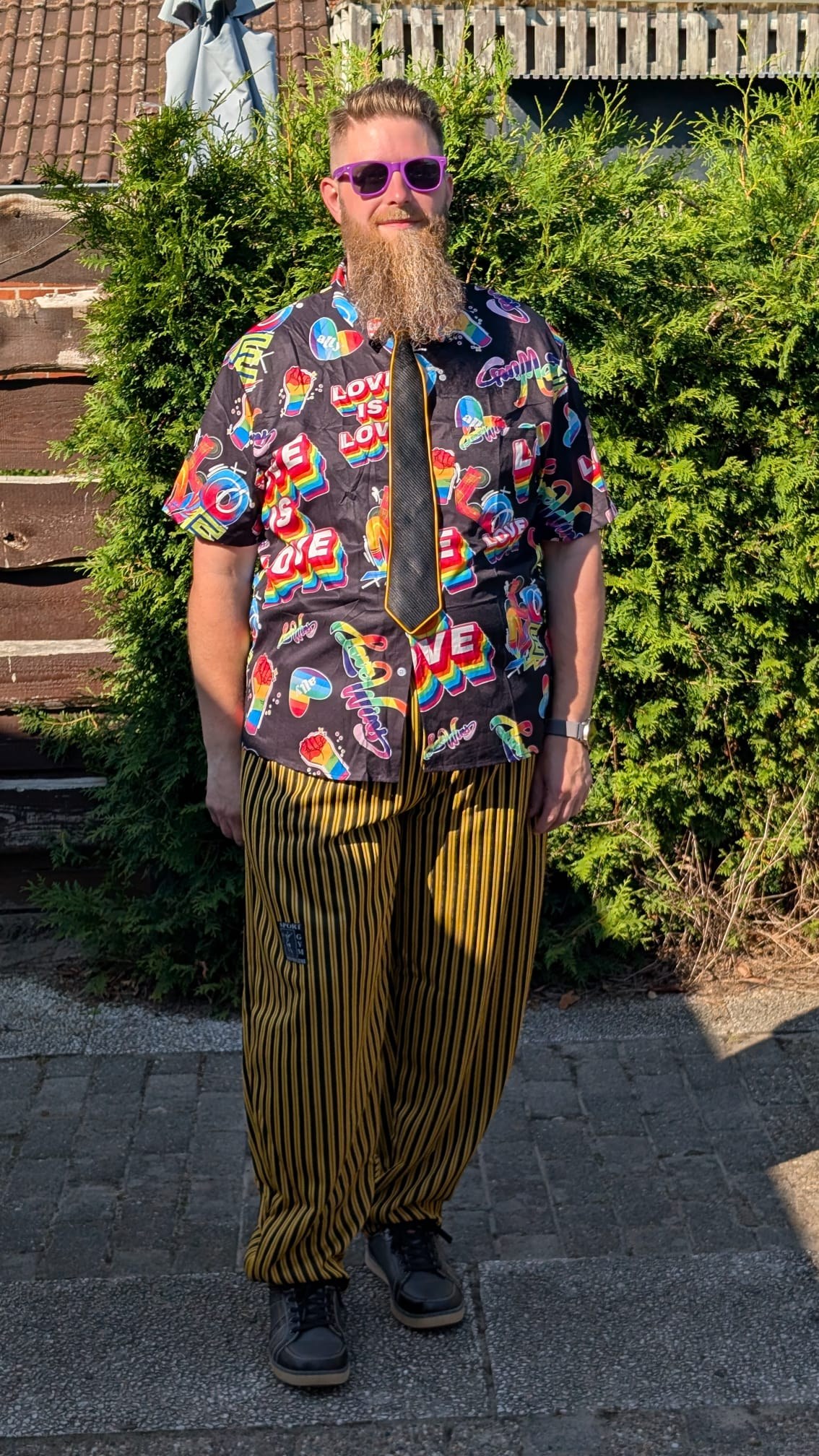 Thomas Lübben im farbenfrohen Partyoutfit