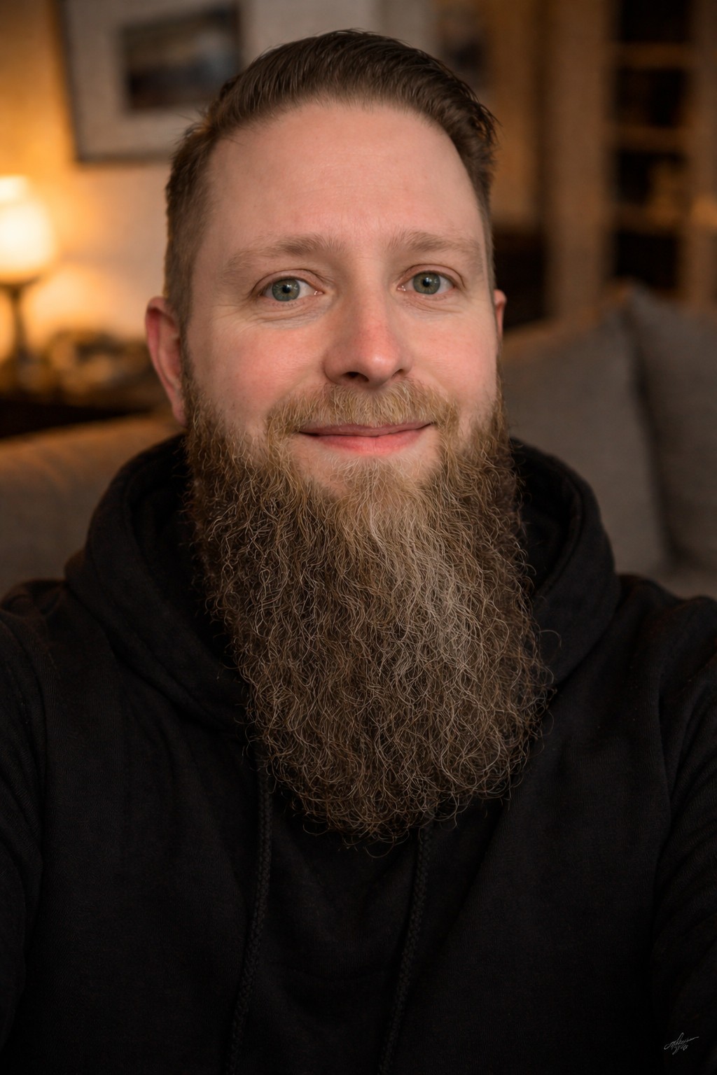 Thomas Lübben in entspannter, warmer Portraitaufnahme