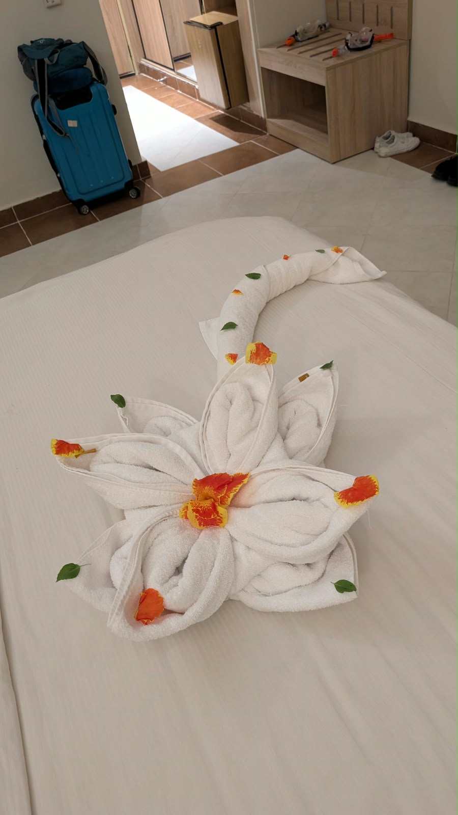 Dekorative Handtuchfigur auf dem Hotelbett