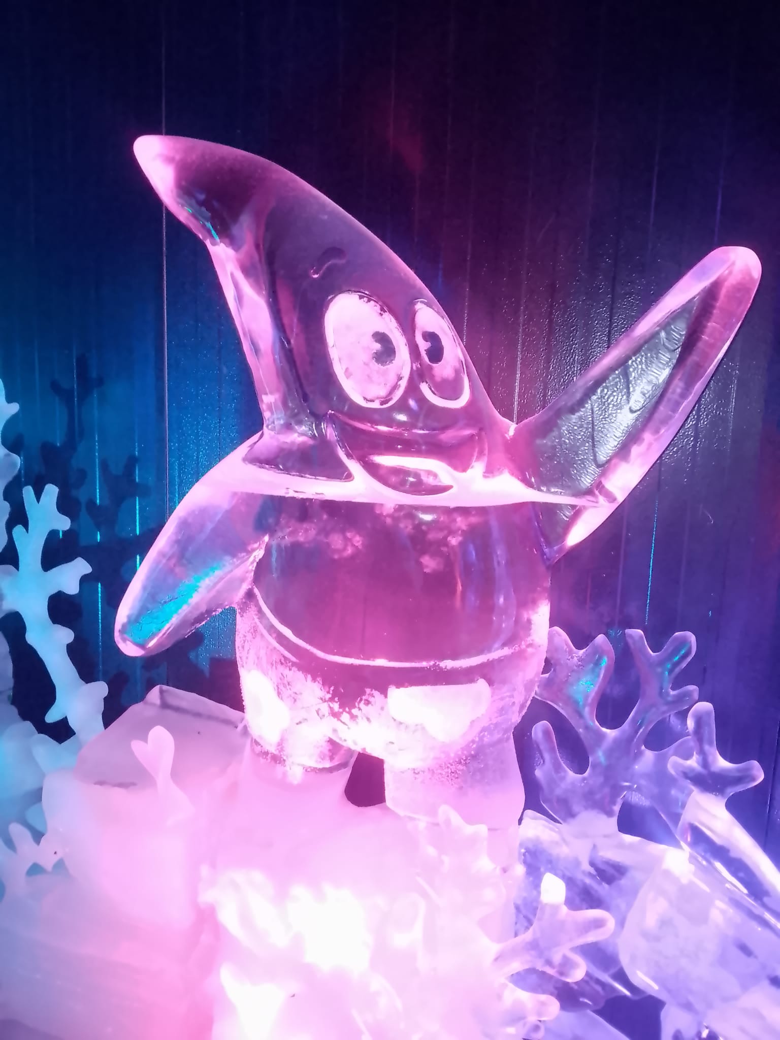 Patrick Star als Eisskulptur