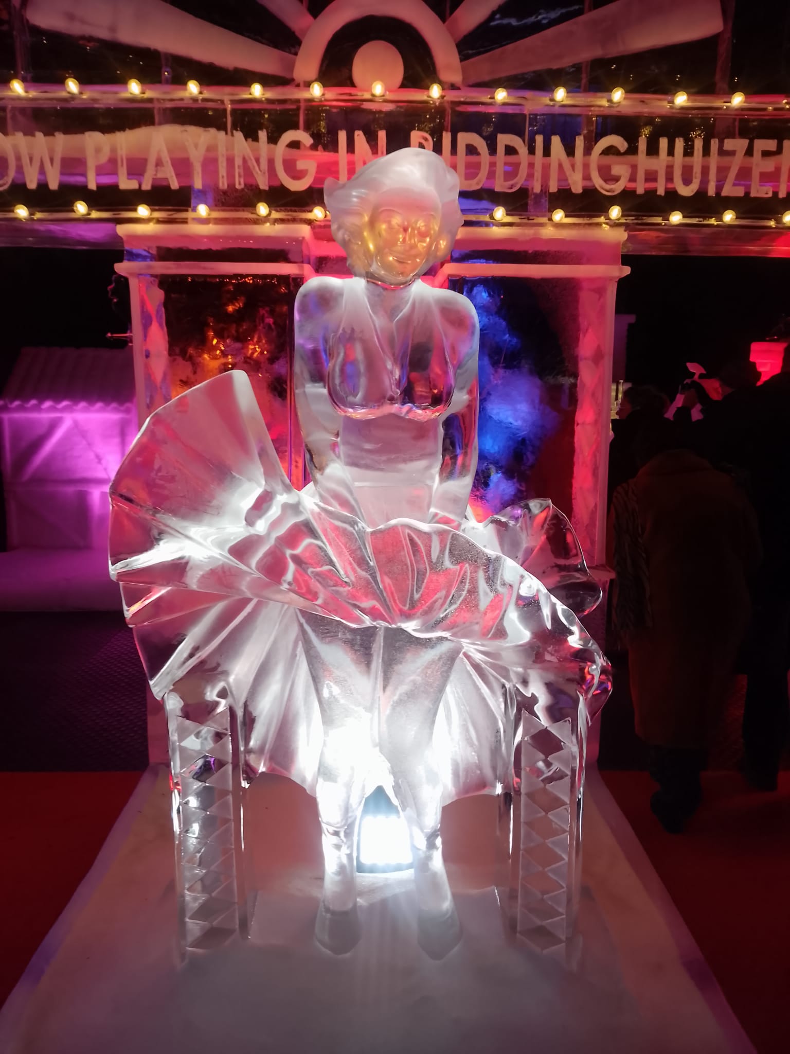 Beleuchtete Eisskulptur beim IJS Beelden Festival