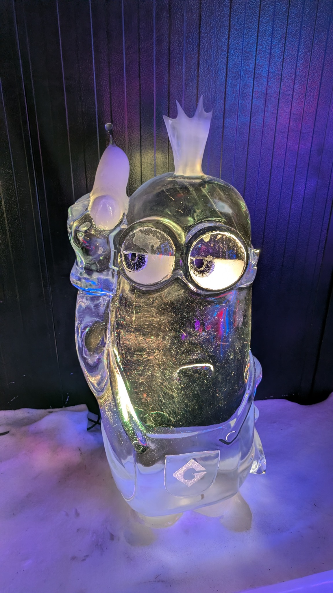 Minion als Eisskulptur