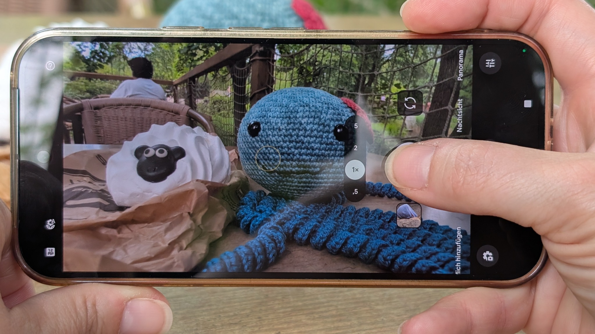 Gehäkelter Oktopus wird fotografiert