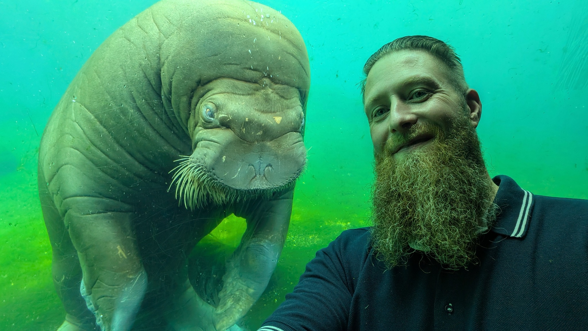 Thomas bei einer besonderen Tierbegegnung im Tierpark Hagenbeck