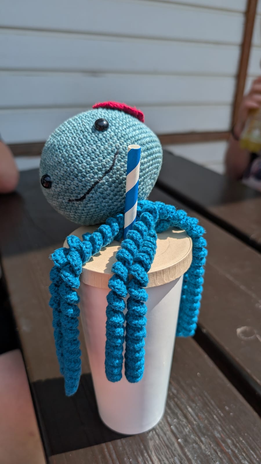 Gehäkelter Oktopus am Getränk