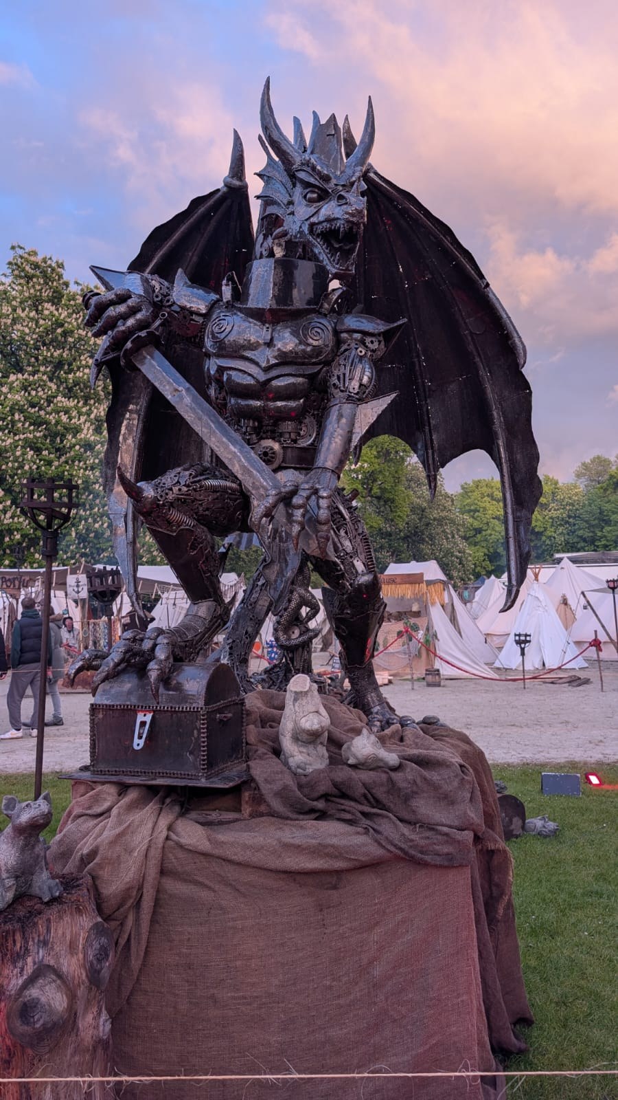 Dunkle geflügelte Fantasyfigur