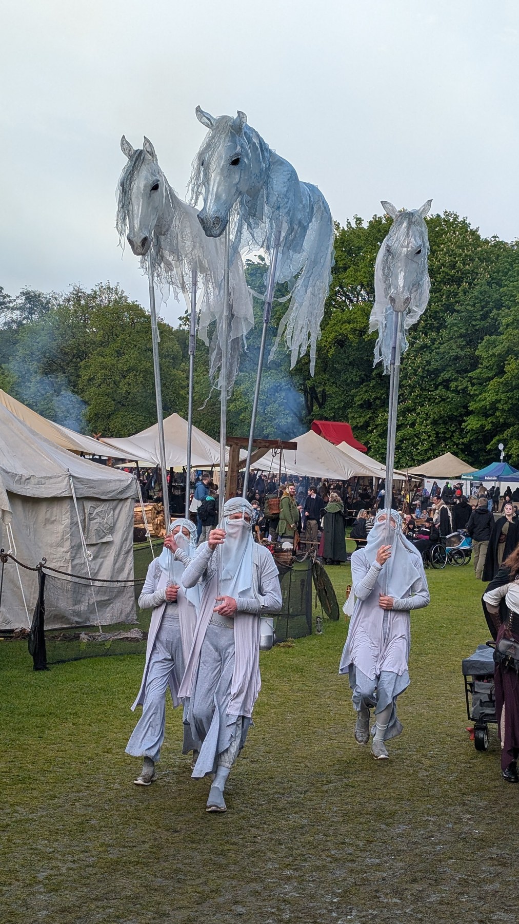 Weiße Stelzenfiguren auf dem Gelände