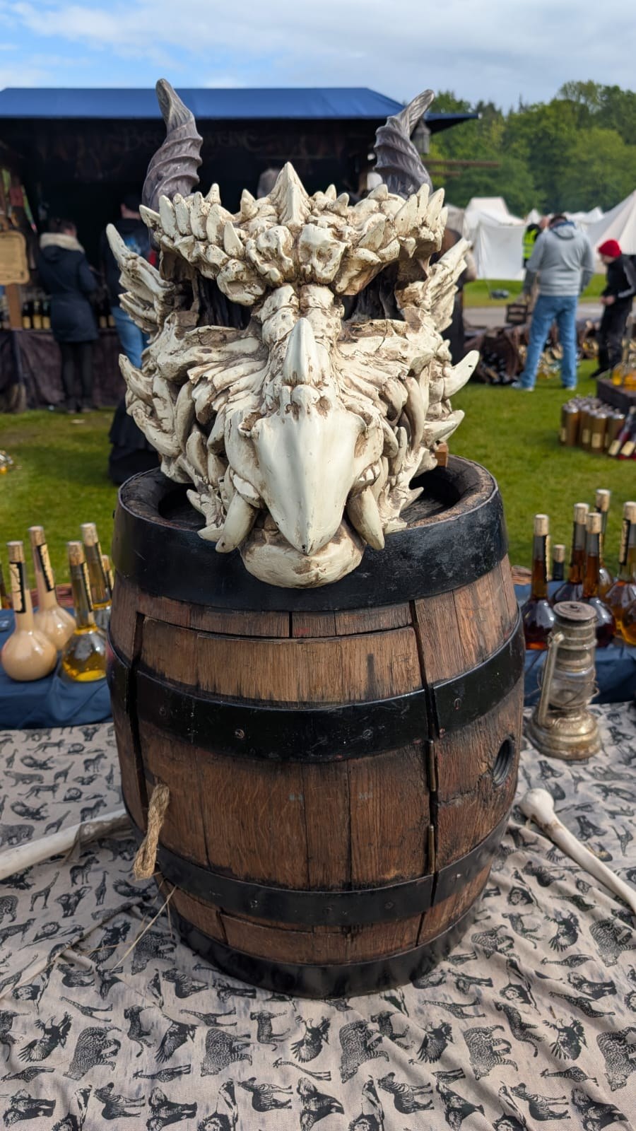 Detailreiche Figur auf einem Fass