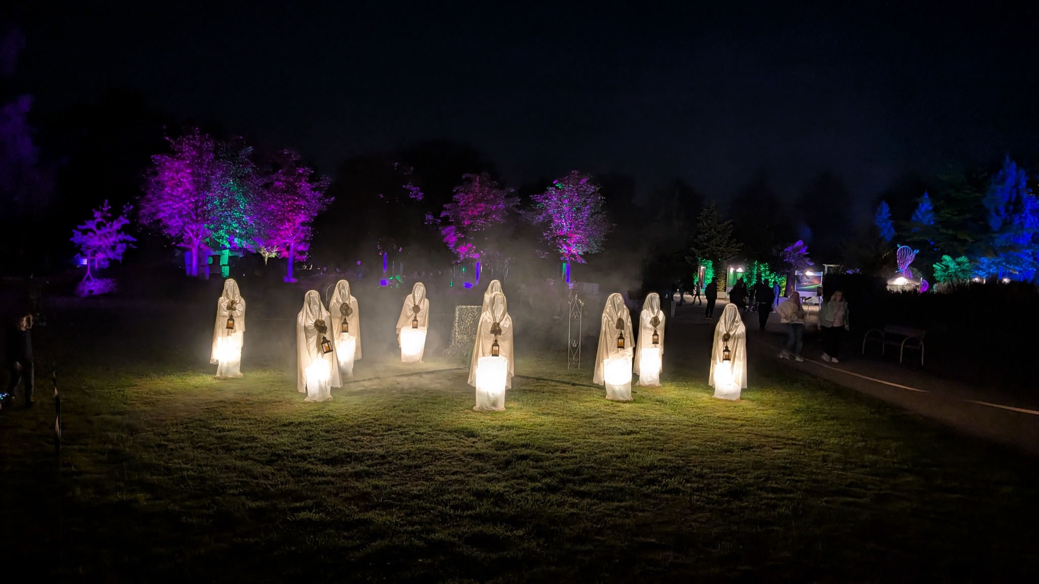 Weiße Lichtgestalten bei der Illumination im Park der Gärten