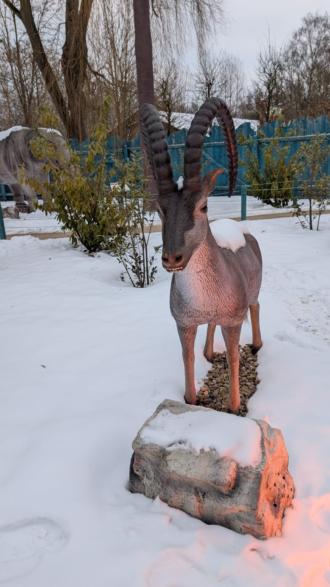 Steinbockfigur im Schnee