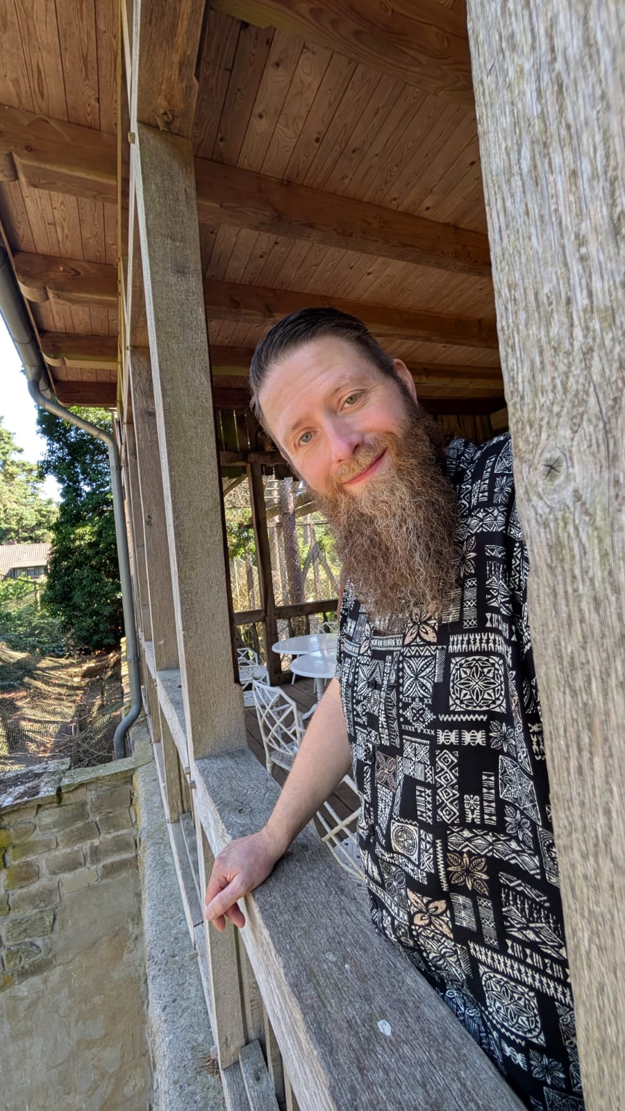 Thomas an einem Holzfenster