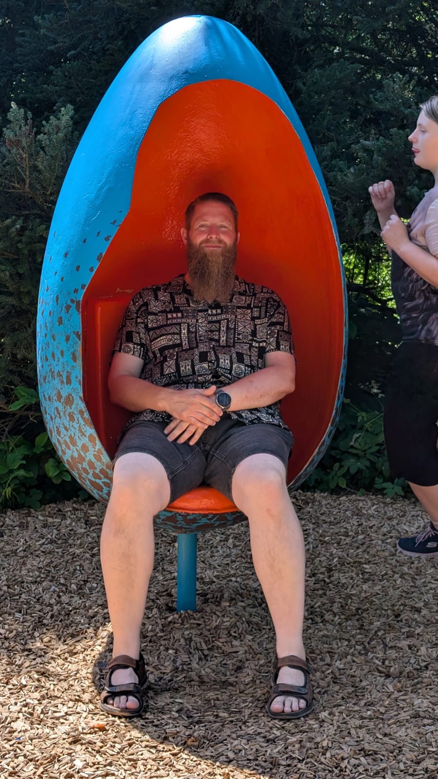Thomas in einem großen Ei-Sitz